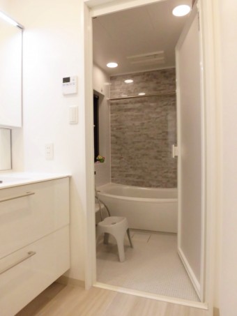 グレーを基調とした明るいユニットバスに 世田谷区T様邸 グレーを基調とした明るいユニットバスに 世田谷区T様邸